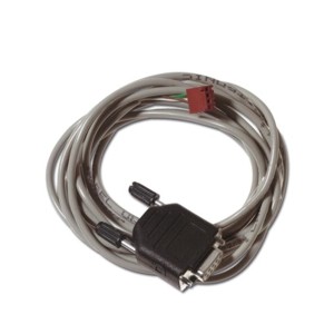 Ein zusammengerolltes graues Kabel mit einem schwarzen Adapterstecker und einem roten Anschluss am Ende.