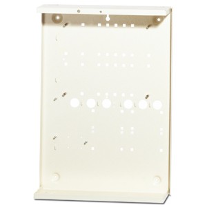 Beige Metallgehäuse mit vorgebohrten Löchern, geeignet für elektrische oder elektronische Installationen.