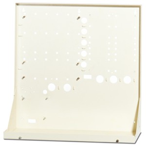 Eine beige Metallhalterung mit mehreren runden und ovalen Aussparungen, die zur Montage elektronischer Komponenten geeignet ist.