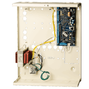 Ein offenes elektrisches Gehäuse zeigt eine installierte Schaltplatine, Kabel und einen Transformator in einem Metallrahmen.