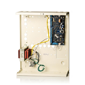 Ein offener Metallkasten mit einer Leiterplatte und elektrischen Kabeln im Inneren, vermutlich Teil eines elektrischen oder elektronischen Geräts.