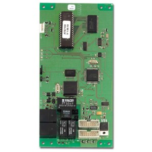 Eine grüne Schaltplatine mit verschiedenen elektronischen Komponenten wie Chips, Relais und Steckverbindungen, die auf der Oberfläche montiert sind.