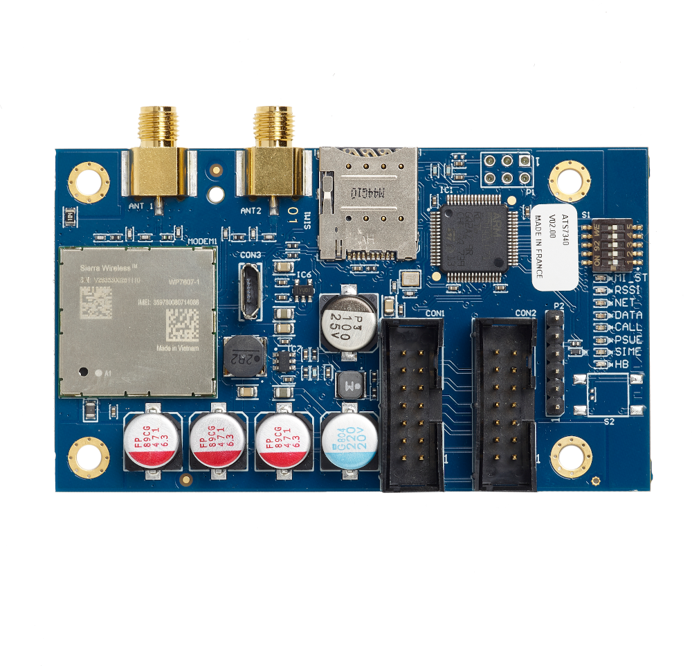 Nahaufnahme einer Elektronikplatine mit verschiedenen Komponenten, einschließlich eines Chips mit der Aufschrift "Sierra Wireless", Steckverbindern und Kondensatoren auf einer blauen Leiterplatte montiert.