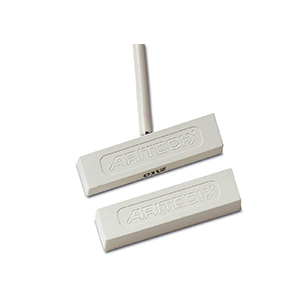 Ein rechteckiger Magnetkontakt von Aritech in heller Farbe, bestehend aus zwei Komponenten mit dem aufgedruckten Logo.