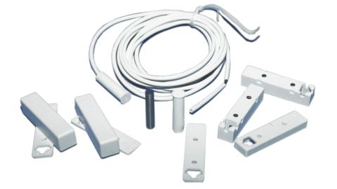 Ein Set aus weißen Magnetsensoren mit Kabeln, das zur Erkennung von offenen oder geschlossenen Zuständen in Alarmsystemen verwendet wird.