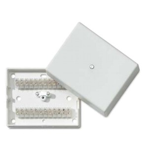 Ein offener, weißer Verteilerkasten mit mehreren Anschlussklemmen im Inneren.