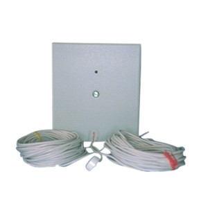 Ein rechteckiges elektrisches Gerät mit einem kleinen Loch und einem runden Knopf in der Mitte, flankiert von zwei aufgewickelten Kabeln.