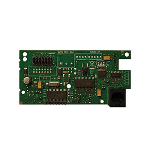 Grüne Leiterplatte mit verschiedenen elektronischen Komponenten, darunter Chips und Anschlüsse.