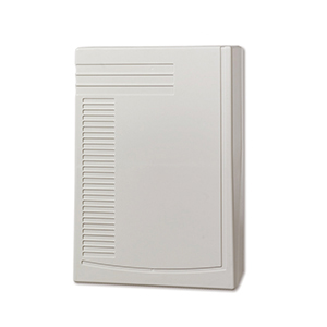 Weiße Kunststoffabdeckung mit Lüftungsöffnungen und rechteckigem Design.