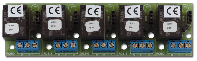 Eine Platine mit sechs aufgereihten Relais, die jeweils mit einem CE-Kennzeichen versehen sind. Darunter befinden sich blaue Anschlussklemmen mit zwei Schrauben für die Drahtverbindung, und die Platine trägt die Aufschrift 'RCB13'.