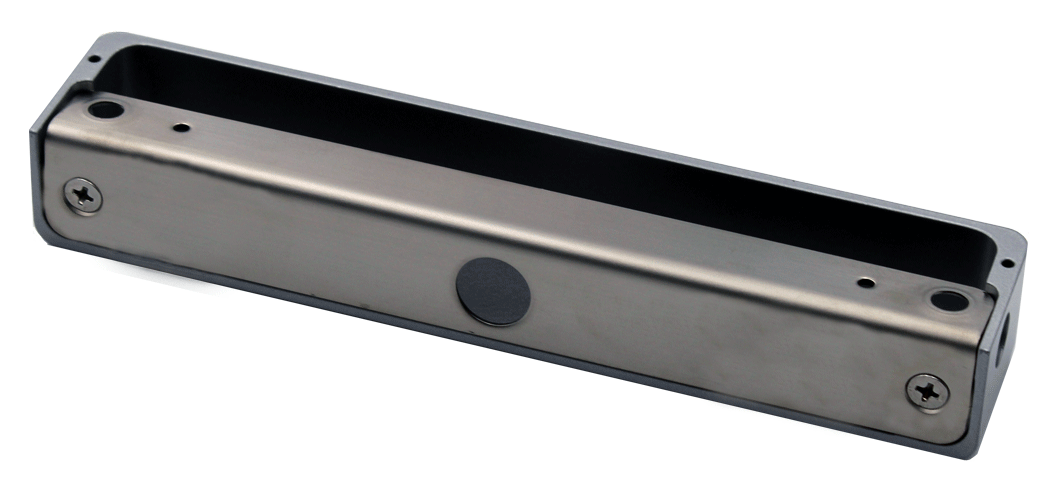 Ein silbernes rechteckiges Metallgehäuse mit abgerundeten Ecken und zwei sichtbaren Schrauben an den Enden, möglicherweise ein elektrisches oder mechanisches Bauteil.