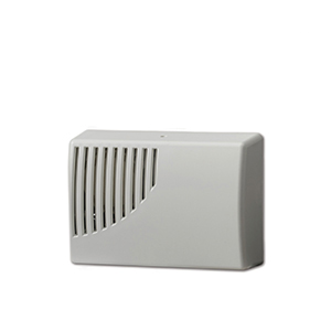 Ein rechteckiger, weißer Gehäusesensor mit vertikalen Lüftungsschlitzen auf der linken Seite.