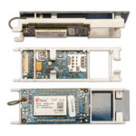 Drei Ansichten eines elektronischen Moduls in einem weißen Kunststoffgehäuse mit einer blauen Platine und einem u-blox Modul.