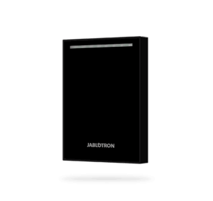 Schwarzes Gehäuse mit dem Logo "Jablotron" auf der Vorderseite und einem schmalen silbernen Streifen darüber.