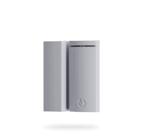 Ein grauer, rechteckiger Tür- oder Fenstersensor mit einer glatten Oberfläche und einem markanten Logo auf der Vorderseite.