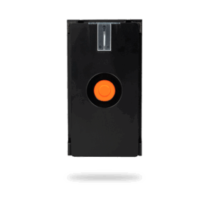 Ein schwarzer rechteckiger Kassettenadapter mit einem orangefarbenen Kreis in der Mitte und einer transparenten Lasche oben.