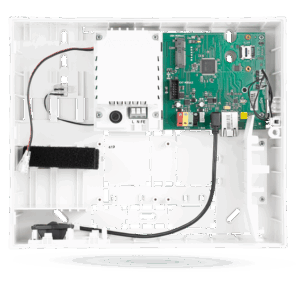 Geöffnete Gehäuseinnenseite mit elektronischer Platine und verkabeltem Modul.