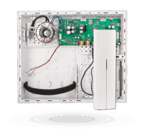 Geöffnete Schalttafel mit elektronischen Bauteilen auf einer Leiterplatte und einem runden Transformator auf der linken Seite, umgeben von einem weißen Gehäuse.