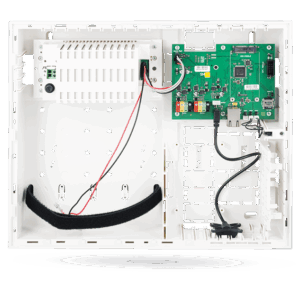 Elektronischer Schaltkasten mit grüner Leiterplatte und Kabelverbindungen in einem offenen weißen Gehäuse.