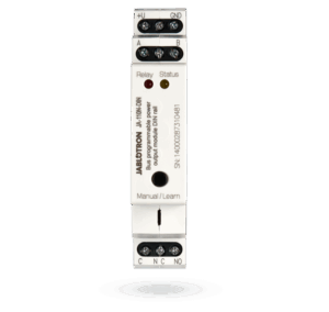 Ein weißes DIN-Modul von Jablotron, Modell JA-110N-DIN, mit mehreren Schraubklemmen an der Ober- und Unterseite, gekennzeichneten Symbolen für +U, GND, A, B, C, N, NO sowie zwei Anzeigelampen für Relais und Status.