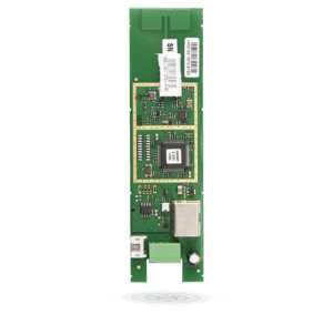 Grüne elektronische Platine mit verschiedenen Mikrochips, Steckplätzen und Beschriftungsetiketten auf hellem Hintergrund.