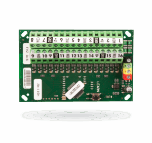 Eine grüne elektronische Platine mit mehreren nummerierten Anschlüssen und einem zentralen Chip, die als elektrisches Steuergerät dient.