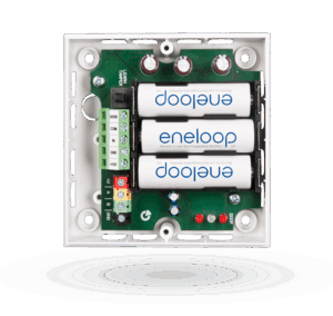 Ein offenes Gehäuse mit einer Leiterplatte und drei eingelegten Eneloop-Akkus, umgeben von anschließbaren Klemmen und verschiedenen elektronischen Komponenten.