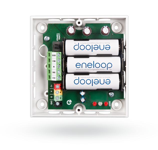 Ein offenes Gehäuse mit einer Leiterplatte und drei eingelegten Eneloop-Akkus, umgeben von anschließbaren Klemmen und verschiedenen elektronischen Komponenten.