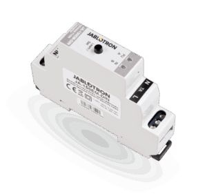 Ein Jablotron JAB150EM-DIN Energiezähler in einem grauen Gehäuse zur Montage auf einer DIN-Schiene, mit Anschlüssen und CE-Kennzeichnung.