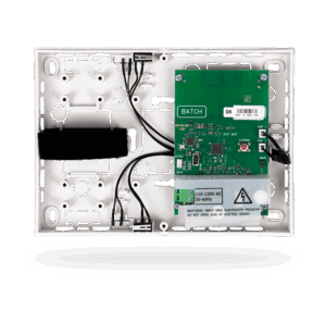 Innenansicht eines elektronischen Geräts in einem weißen Gehäuse mit grüner Leiterplatte, mehreren Kabeln und Warnhinweis für 110-230V AC, 50-60Hz Stromversorgung.