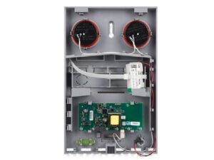 Innenansicht eines elektronischen Geräts mit zwei runden Lautsprechern, einer grünen Leiterplatte und mehreren Kabeln, in einem grauen Kunststoffgehäuse montiert.