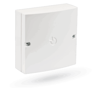 Ein weißer quadratischer Elektrokasten mit einer glatten, gewölbten Front und zwei sichtbaren Schrauben auf der Vorderseite.