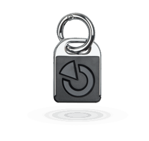 Ein rechteckiger Schlüsselanhänger aus Metall mit einem schwarzen Quadrat, das ein stilisiertes Symbol in Form eines Kreises und eines Dreiecks zeigt.