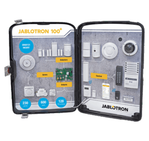 Ein offener Koffer mit einem Präsentationsdisplay des Jablotron 100+ Sicherheitssystems, das verschiedene Detektoren, Sirenen, Steuergeräte und Ausgänge zeigt, sowie technische Spezifikationen wie 230 Zonen, 600 Benutzer und 128 PG-Ausgänge auflistet.