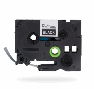 Eine schwarze, laminierte Etikettenkassette mit einer Breite von 12 mm für ein Beschriftungsgerät.