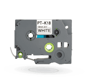 Eine graue Etikettenkassette mit der Aufschrift "PT-K18 18mm 3/4' WHITE" und sichtbaren grünen Elementen.