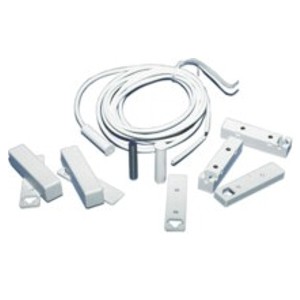 Ein Satz weißer Kabel und rechteckiger Sensoren, die für Tür- oder Fensteralarme verwendet werden können.