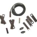 Ein Set aus mehreren braunen magnetischen Kontakten, Kabel und Montagehalterungen zur Verwendung in Alarmsystemen auf einem weißen Hintergrund.