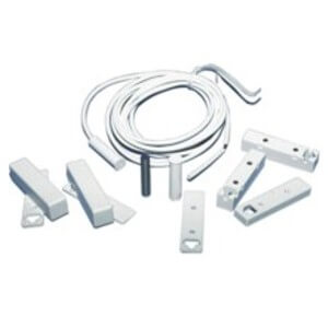 Ein Satz von weißen Magnetkontakten und Kabeln, die typischerweise für Sicherheitssysteme verwendet werden.