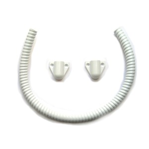 Ein weißer Spiralschlauch und zwei weiße Halterungen auf weißem Hintergrund angeordnet.