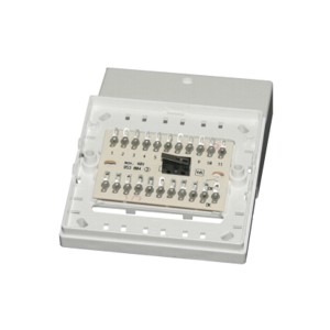 Eine weiße elektrische Anschlussdose mit mehreren Metallklemmen in einem rechteckigen Kunststoffgehäuse.