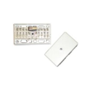 Ein offener Wandlichtschalter mit einer weißen Kunststoffabdeckung daneben.