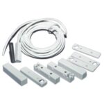 Ein Satz aus magnetischen Kontakten und Kabeln, typischerweise verwendet für Alarmsysteme, auf einem weißen Hintergrund.