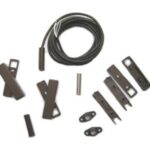 Eine Sammlung von braunen Magnetsensor-Komponenten mit einem schwarzen Kabel, verteilt auf einer weißen Fläche.