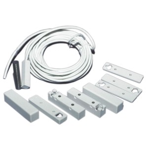 Ein Set von Überwachungssensor-Komponenten einschließlich eines weißen Kabels und mehrerer rechteckiger Teile in verschiedenen Größen, die für Sicherheitssysteme verwendet werden.