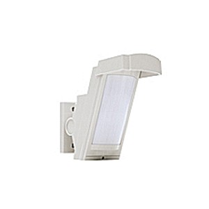 Weiße Außenwandleuchte mit rechteckigem Lampenschirm und abgewinkelter Montagehalterung.