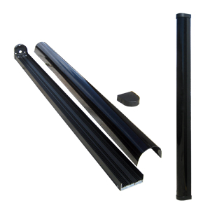 Ein Satz schwarzer, langgestreckter Dachrinnen aus Metall, bestehend aus einem zusammengebauten Stück, einem zerlegten Stück und einem Endstück.