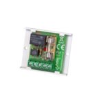 Elektronisches Modul mit Leiterplatte, mehreren elektronischen Komponenten und Anschlussklemmen, eingebaut in einem rechteckigen Gehäuse.