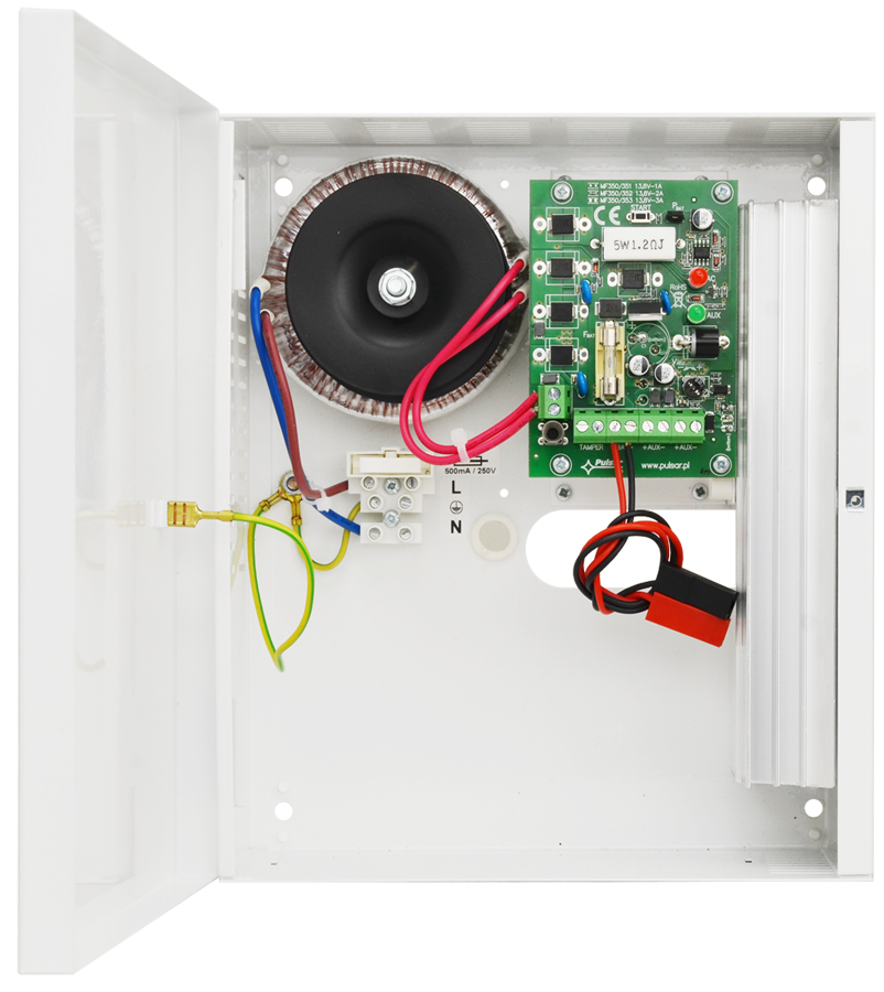 Geöffnetes Gehäuse mit elektronischen Bauteilen, einschließlich einer Leiterplatte mit mehreren Komponenten und Verdrahtungen, sowie einem großen Transformator links und einem Kühlkörper rechts.