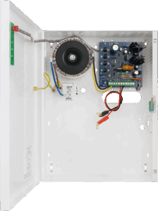 Geöffneter elektrischer Schaltschrank mit Trafo, blauer Leiterplatte und Kabelverbindungen.